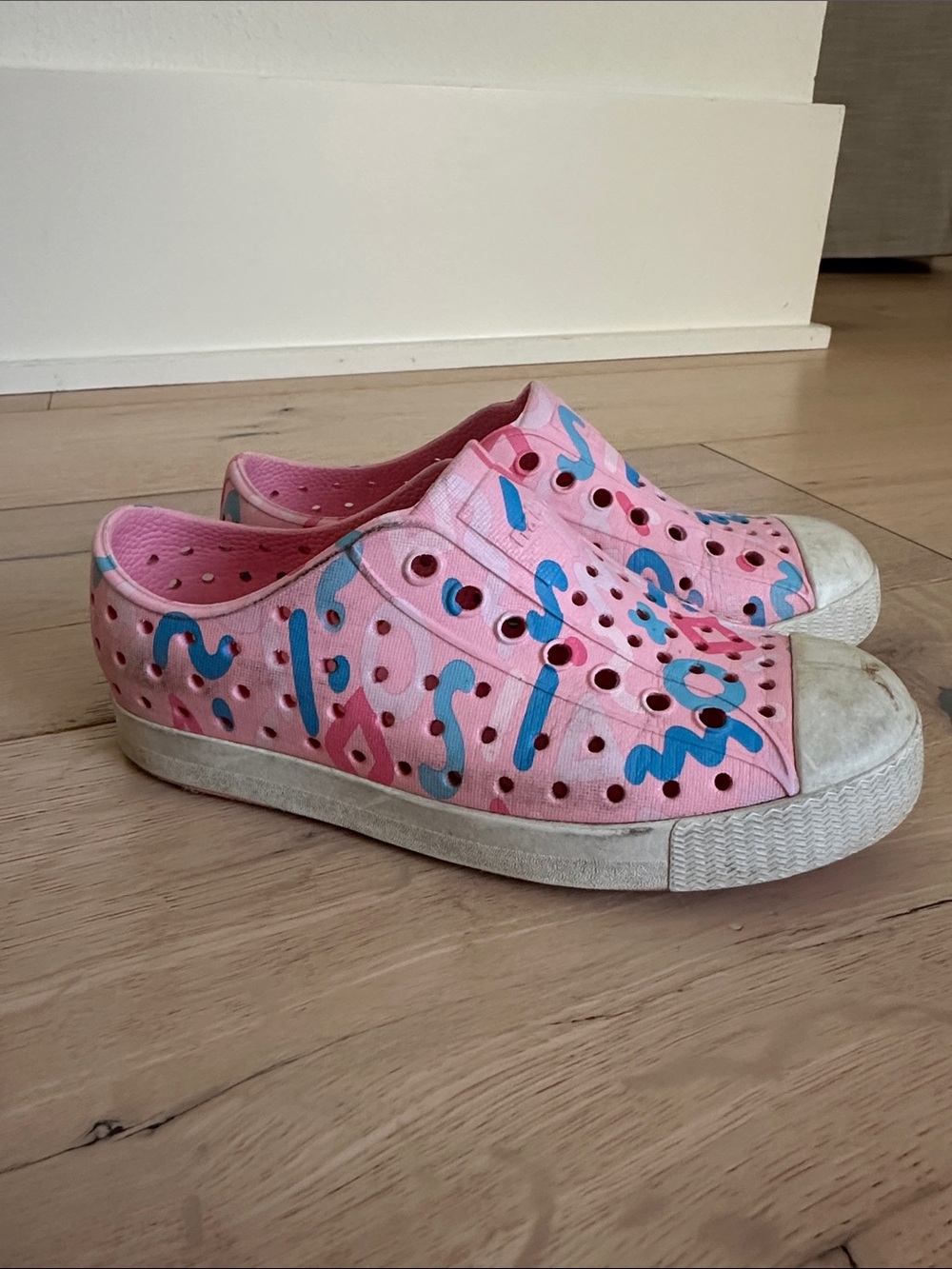 Native Shoes Kids Pink Slip-On Sneakers with Blue Graphic Accents